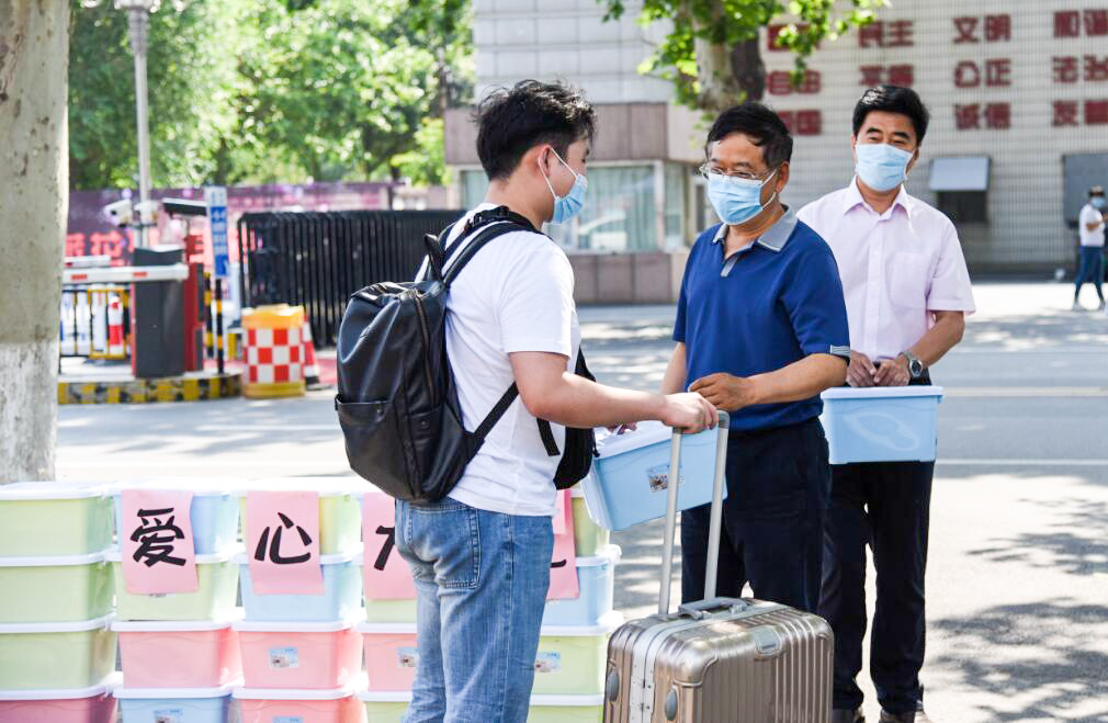 夏近叶成帷 轻院学子归